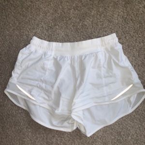 white lululemon hotty hot 4 in shorts